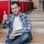 Джереми Аллен Уайт, которому 34 года, окончил среднюю школу с дипломом