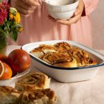 Приготовьте канадский рулет с орехами и кленовым сиропом