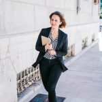 Стильный выход: Кейт Миддлтон появилась на открытии музея в синем брючном костюме