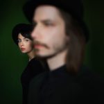 Криса Мартина видели с загадочной спутницей.