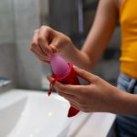 Как образуется смазка во время секса, в чем ее роль и когда стоит использовать лубрикант