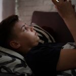 Как свет от экрана смартфона влияет на зрение.