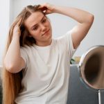 Как отличить перхоть от сухости кожи головы и что с этим делать