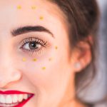 Блестки на коже и яркий макияж глаз: идеи для новогоднего вечера 2026