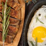 Как приготовить сочное мясо: простой маринад из соевого соуса и яйца