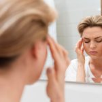 Почему лицо отекает летом и как это исправить