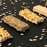 Какие перекусы не насыщают: рейтинг бесполезных снеков и батончиков