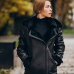 Анорак, бомбер, пончо и пальто без лацканов: 5 трендов верхней одежды с подиумов