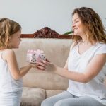 Идеи подарков для мамы: 10 вещей от российских брендов с душой