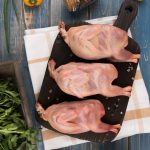 Курица, приготовленная в коле, становится нежной, как вырезка