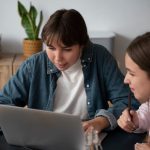 Как контролировать переписку ребенка и привить ему здоровое отношение к технологиям