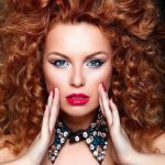 Укладка в стиле Kiss Curls: Дуа Липа и Сидни Суини задали новый бьюти-тренд Met Gala 2025. Мастер-класс от экспертов.