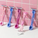 Бритва или шугаринг