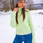 Джиджи Хадид выбрала идеальный базовый свитер на весну