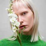 Прозрачность, белый и массивные серьги — 5 трендов Недели моды в Нью-Йорке весна-лето 2024