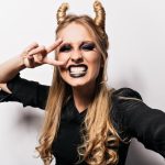 Опасные бьюти-тренды: что скрывается за татуировками на зубах и имитацией клыков