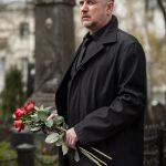 Вдова Левкина плачет над могилой мужа, улыбаясь сквозь слезы