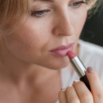 Нюдовая помада: 12 визажистов советуют лучшие оттенки и делятся лайфхаками