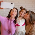 Фотографии идеальной семьи: что действительно лежит за красочными фейсбук-ландшафтами.