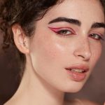 «Молочный цвет глаз — модная тенденция в мире красоты, вдохновленная лаконичным стилем.»