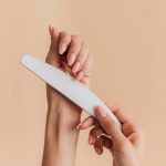 Нюдовый маникюр 2025: актуальные оттенки и выбор цвета под тон кожи