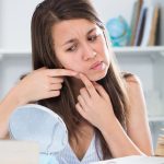 Акне ниже шеи: как избавиться от воспалений на теле? Отвечает эксперт