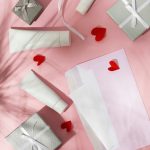 7 косметических подарков для 8 Марта: от розового бьюти-бокса до духов во флаконе