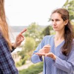 Как завязать разговор с девушкой: советы и темы.