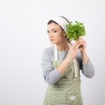 Врач Денисова назвала полезную зелень для людей с заболеваниями сердца