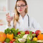 Не толстей за ужином. Врач Денисова назвала продукты, которые ешь и худеешь