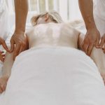 Как вакуумный массаж банками влияет на боль: объяснения реабилитолога