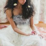 Винтажное кружево и Alexander McQueen: свадебные платья июльских невест