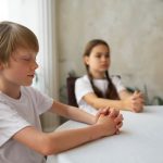 Привычка грызть ногти у детей: что это значит и как помочь