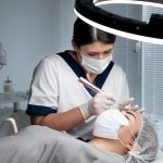 Спорная технология. Хирург Карпович объяснил, чем опасен нитевой лифтинг