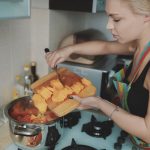 Восемь распространенных кулинарных заблуждений, которые могут испортить блюдо и смутить хозяев.