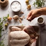 К кур добавляют гель и воду, чтобы увеличить их вес для продажи.