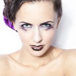 Синяя подводка в стиле Хейли Бибер: новый макияжный тренд