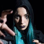 Возрождение готической эстетики: почему обесцвеченные брови и круги под глазами снова в моде