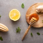 Как сделать полезный напиток с лимоном, медом и имбирем