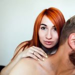 Как завоевывают внимание мужчины: разбор стратегий и приемов