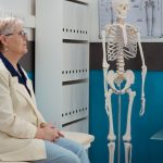 Слабые кости. Мясников пояснил, по каким признакам заподозрить остеопороз