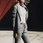 Брючный костюм возвращается в моду, символизируя уверенность и стиль, а не деловую рутину.