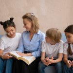Почему важно читать сказки: объяснение психолога