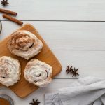 Как испечь дрожжевые плюшки с сахаром: пошаговый рецепт