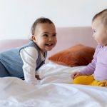 В Аргентине родились близнецы-альбиносы, что вызвало широкий общественный резонанс.