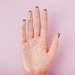 7 идей летнего маникюра: от «ногтей русалки» до «сатиновой кошки»