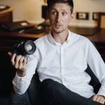 Легендарный фотограф Рино Бариллари сломал ребра: подробности о состоянии «короля папарацци»