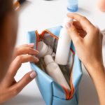 12 стильных и практичных косметичек от российских брендов: идеи для себя и подарков