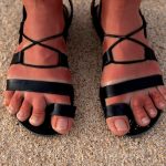 Скромные шлепанцы: альтернатива популярным сандалиям