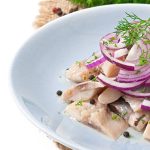 Как приготовить вкусную малосольную сельдь дома: советы и рецепты